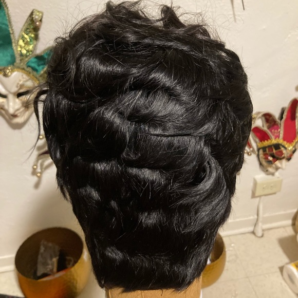Short layered quick weave wig - Picture 3 of 4